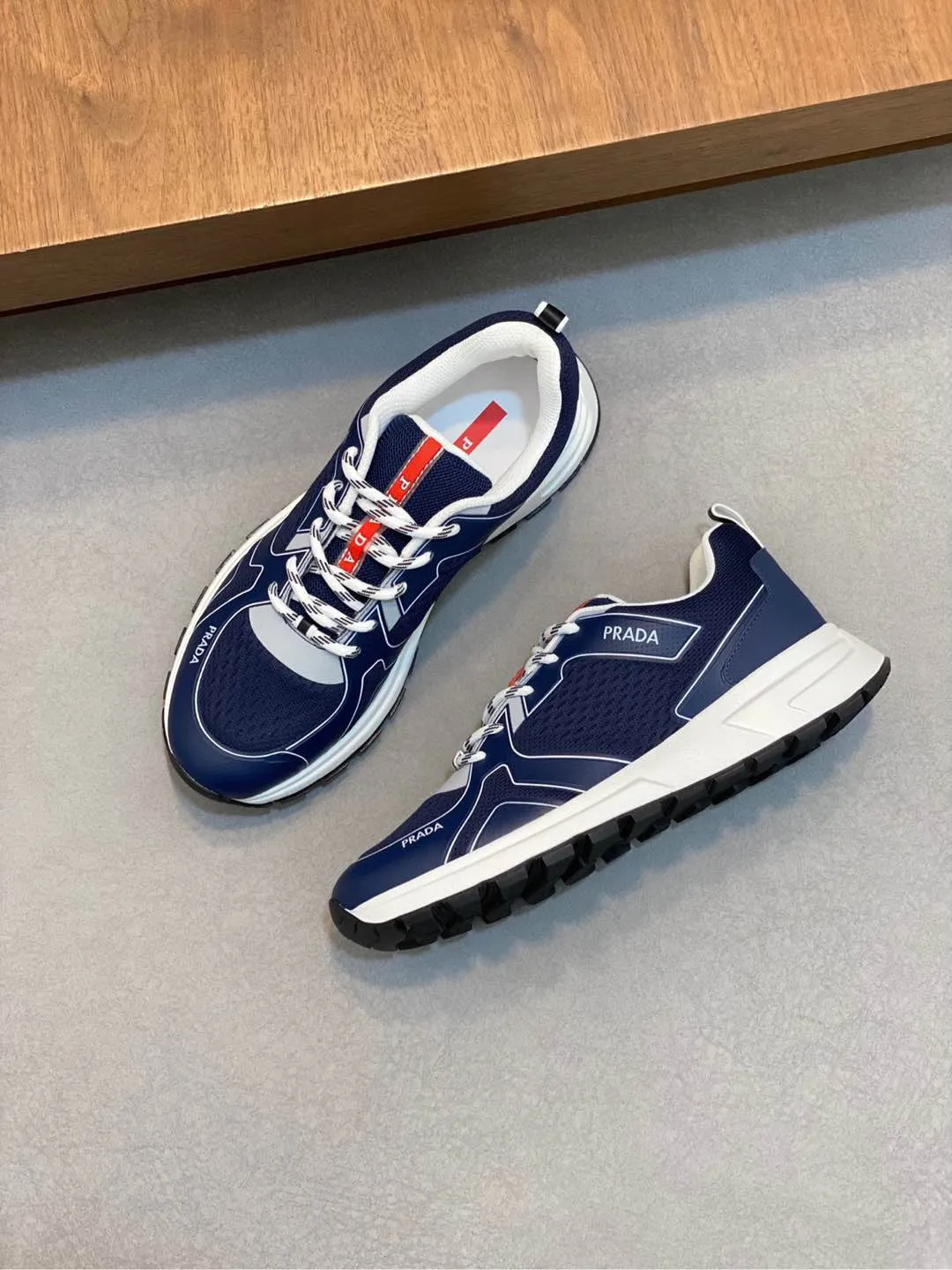 Men's Men's Shoes 💰780 Prada/Prada Men's Leather Casual Sports Shoes, great products made in Guangzhou! Made of imported solid-color calfskin stitched with mesh cowhide upper, three-dimensional geometric segmentation, precision manufacturing, even stitching, the leather texture can be seen at a glance, multi-color splicing, fashionable and generous, soft, comfortable and breathable, decorated with the PRADA letter logo on the outside. The tongue is decorated with the classic letter logo, and the heel is decorated with a fabric strap. It is a classic sports shoe shape of the P family, with a fabric lining, a cowhide footbed with a silver logo, and an exclusive rubber outsole of the P family. The details are carefully crafted, making it a versatile item for travel! Comes with original box and dust bag! Multiple colors available! Size: 39-40-41-42-43-44 standard leather shoe size